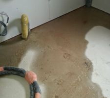 Infiltrations constat&eacute;es lorsque les descentes de goutti&egrave;re n'avaient pas &eacute;t&eacute; fix&eacute;es (alors que demand&eacute;es par le maitre d'oeuvre).