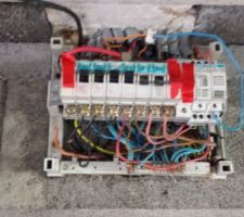Ancien coffret électrique avant rénovation (circuit prise sans conducteur de terre, aucun circuit spécialisé ...)