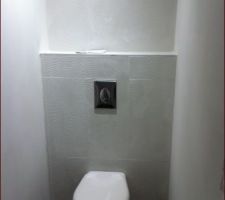 WC suspendu avec fond faïence blanche nacrée