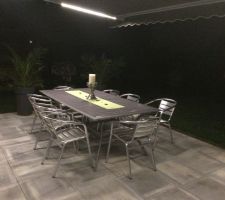 Une partie de la terrasse, éclairage par bandeau led sur le store.