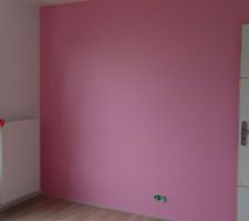Mur girly chambre Emy
Il devait être rose pale ... ce sera rose malabar