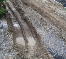 Le camion toupie a bien abimé le chemin d'accès au terrain