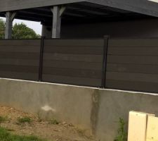 le mur monté par les voisins... sur lequel nous devons nous appuyer pour faire notre garage...