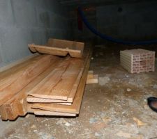 Rangement dans le vide sanitaire: le restes des bois de charpente