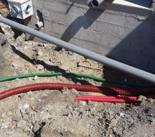 Passage des couronnes EDF ptt sonnette et portail électrique et tuyau pvc pour les eaux pluviales