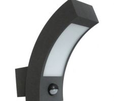 Applique montante extérieure à détection Kendal, LED intégrée, gris, INSPIRE de chez Leroy Merlin, pour installer au dessus de la porte de garage.