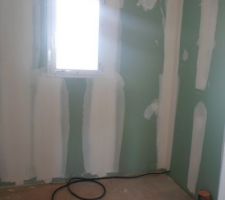 Visite de l'intérieur....la SDB coté baignoire!!!