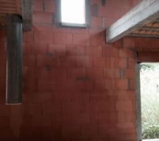 Là où va se poser l'escalier. Un chassis en longueur pour éclairer l'escalier. A gauche le conduit pour que le linge de la SdB de l'étage tombe directement dans la buanderie !