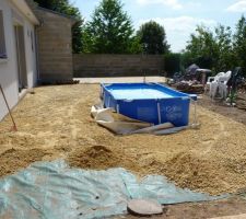 Mise en place sur la terrasse autour de la piscine, car loulou veut encore en profiter un peu.