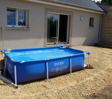 Mise en place sur la terrasse autour de la piscine, car loulou veut encore en profiter un peu.