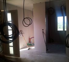 Vue vers l'entrée, le bureau, les toilettes