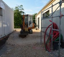 Terrassement pour les terrasses entre garage et maison