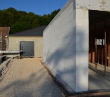 Terrassement pour les terrasses entre garage et maison