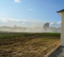 Vive la campagne. Notre voisin étale de la chaux dans le champ prés de la maison. Bientôt nous aurons le droit au pesticide. adieu le jardin BIO.