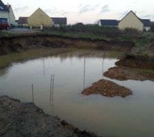 Suite aux intempéries de l'automne, nous avons eu beaucoup d'eau sur les fondations. 
Et non ce n'est pas notre piscine!!!
