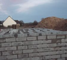 Voici la terrasse qui est montée à hauteur de plancher de la maison, car le terrain est légèrement en pente.