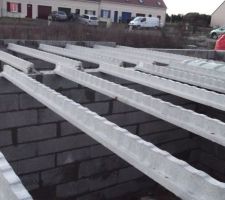 Voici la terrasse qui est montée à hauteur de plancher de la maison, car le terrain est légèrement en pente.