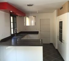 Notre cuisine: le coffrage rouge est en attente de 5 spots Philips Hue