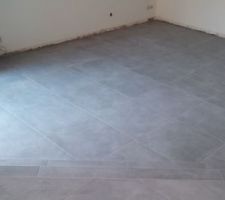Le salon carrelé, les marches sont agrandies et les volets roulants sont coffrés