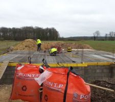 Dalle alv&eacute;olaire en train d'&ecirc;tre pos&eacute;e.