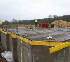 Dalle alv&eacute;olaire en train d'&ecirc;tre pos&eacute;e.