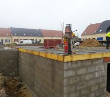 Dalle alv&eacute;olaire en train d'&ecirc;tre pos&eacute;e.