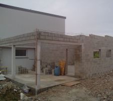 Terrasse couverte  pose des agglos finie.