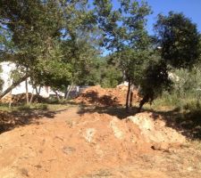 Et on entasse de la terre et des cailloux!