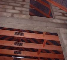 Voil&agrave; l'erreur majeur : une partie de la porte d'acc&egrave;s au dernier &eacute;tage donne... sur le toit! C'est pour le moins original.