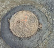 Une des (nombreuses) plaques d'&eacute;go&ucirc;t de la rue