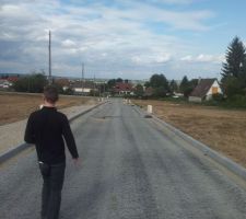 Vue de puis le haut de la rue.