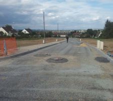 Vue de tout en haut de la route (encore).
On voit qu'il y a m&ecirc;me les lampadaires qui sont install&eacute;s.