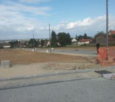 Vue de tout en haut de la route (encore).
Les trottoirs sont faits.