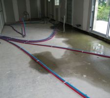 J'ai averti pendant longtemps de ce problème d'eau qui remplit la maison. L'explication que j'ai reçue est qu'il manque les seuils sous les baies vitrées. Ils estiment qu'il auraient du me prévenir de mettre mes seuils de portes, puisque carrelages et seuils sont à ma charge. Sans être un professionnel, cette explication ne me convainc pas, car je n'ai jamais vu mettre les seuils de portes avant la chape, avant, le carrelage. etc., etc., etc.