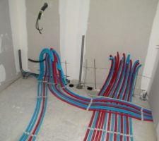 Ici les fourreaux ont été coupés à ras du sol. On verra par la suite que les employés de l'assainissement devront casser (en date du 07/09/2015) la chape pour retrouver les trous d'assainissement.