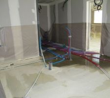 J'ai averti pendant longtemps de ce problème d'eau qui remplit la maison. L'explication que j'ai reçue est qu'il manque les seuils sous les baies vitrées. Ils estiment qu'il auraient du me prévenir de mettre mes seuils de portes, puisque carrelages et seuils sont à ma charge. Sans être un professionnel, cette explication ne me convainc pas, car je n'ai jamais vu mettre les seuils de portes avant la chape, avant, le carrelage. etc., etc., etc. L'isola est faite dans ces conditions.