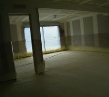 L'isolation est faite malgré l'eau dans la maison comme on le verra sur certaines photographies.