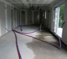 La terrasse présente un gros défaut: une pente qui ramène l'eau à l'intérieur de la maison au lieu de se déverser vers l'extérieur. Ce qui aura comme on le verra une conséquence fâcheuse sur l'isolant, la chape et comme il faudra s'y attendre sous/sur le carrelage.