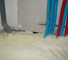 L'isolant sur les fourreaux! Il faudra les chercher une fois la chape coulée!