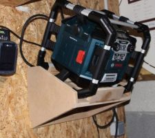 Un petit support pour la radio pendant que je bricole