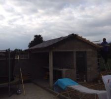 Abri de barbecue qui commence &agrave; ressembler &agrave; quelques choses