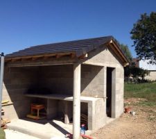 Abri de barbecue qui commence &agrave; ressembler &agrave; quelques choses