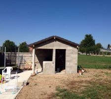 Abri de barbecue qui commence &agrave; ressembler &agrave; quelques choses