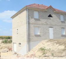 Porte d'entrée provisoire posée pendant tout le chantier pour éviter les dégâts sur la porte définitive