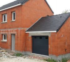 La maison avec la porte de garage pos&eacute;e par mon homme