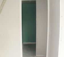 Entrée vers toilette et chambre d'ami.