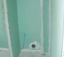 Emplacement toilette dans  salle de bain du haut.