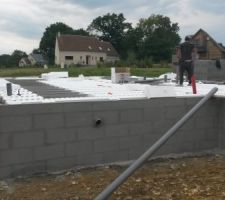 Poutrelles, hourdis et rupteurs périphériques en cours de pose.