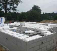Poutrelles, hourdis et rupteurs périphériques en cours de pose.
