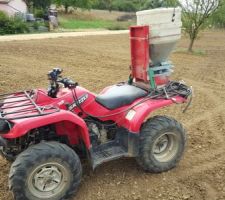 On sème l'herbe avec un quad Agricole